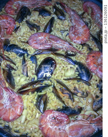 Typical dish of the Spanish Mediterranean based on noodles, mussels, prawns, cuttlefish and other ingredients 136126091
