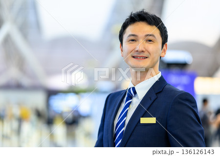 空港職員の笑顔の接客 ■撮影協力：関西国際空港（KIX） 136126143