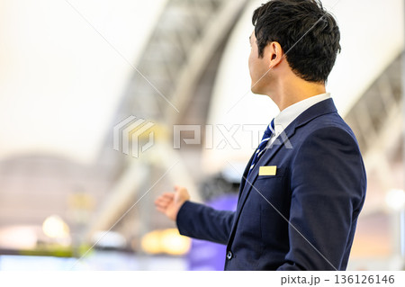 空港スタッフが客を誘導 ■撮影協力：関西国際空港（KIX） 136126146