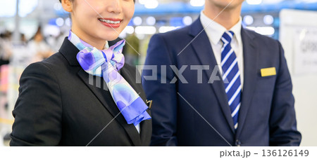 空港スタッフの接客風景 ■撮影協力：関西国際空港（KIX） 136126149