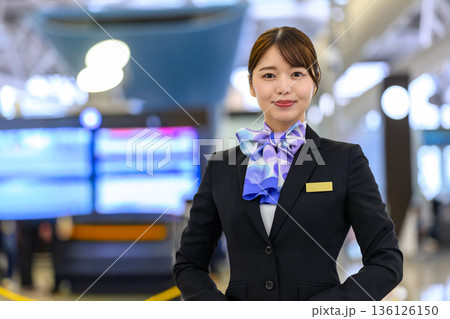 空港で働く女性スタッフが微笑む地上係員 ■撮影協力：関西国際空港（KIX） 136126150