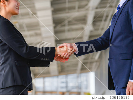 ビジネス握手で合意 ■撮影協力：関西国際空港（KIX） 136126153