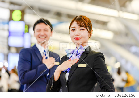 空港スタッフ歓迎ポーズ ■撮影協力:関西国際空港(KIX) 空港スタッフ歓迎ポーズ ■撮影協力:関西国際空港(KIX) 136126156