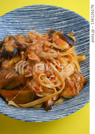 ナスとツナのトマトソースパスタ ナスとツナのトマトソースパスタ 136126276