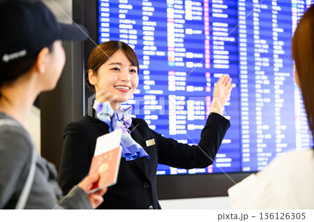 空港スタッフが案内する ■撮影協力：関西国際空港（KIX） 136126305