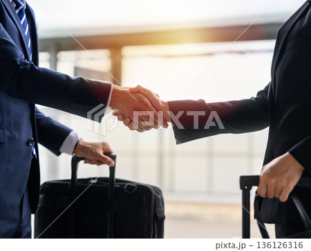 空港での握手と契約 ■撮影協力:関西国際空港(KIX) 空港での握手と契約 ■撮影協力:関西国際空港(KIX) 136126316
