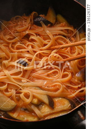 調理中の茄子とツナのトマトソースパスタ 調理中の茄子とツナのトマトソースパスタ 136126377