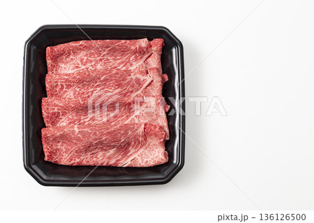 白背景に黒毛和牛のロース肉(すき焼き用) 白背景に黒毛和牛のロース肉(すき焼き用) 136126500