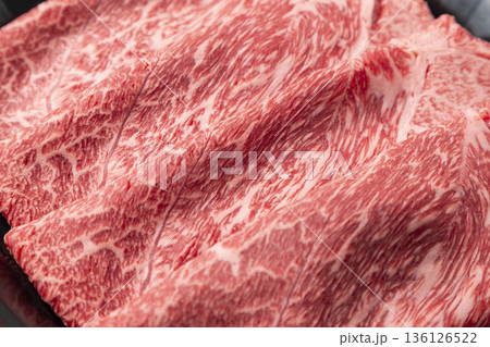 すき焼き用の牛肩ロース肉 すき焼き用の牛肩ロース肉 136126522