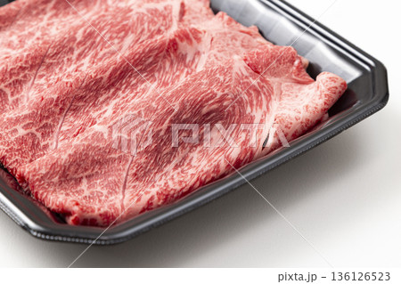 白背景にすき焼き用の牛肩ロース肉 136126523