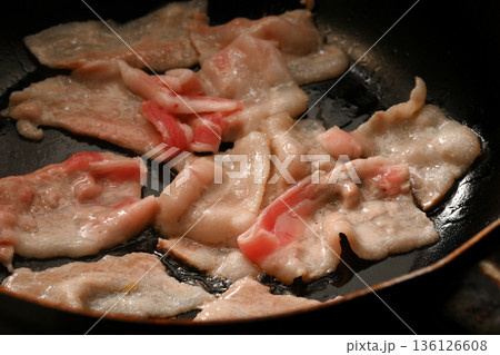 豚バラを炒める 136126608