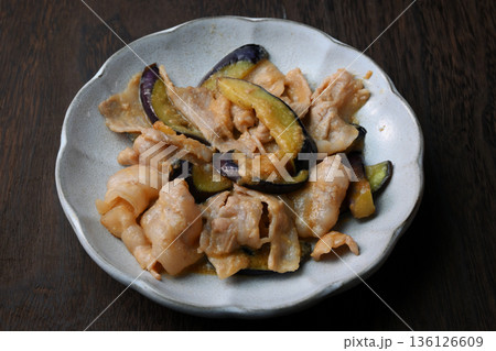 茄子と豚肉の味噌炒め 136126609