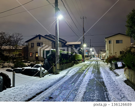 雪が積もった日の住宅街の道路　夜 136126689