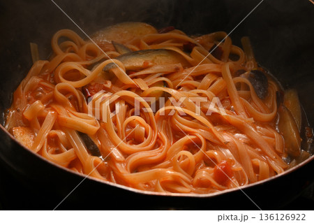 調理中の茄子とツナのトマトソースパスタ 調理中の茄子とツナのトマトソースパスタ 136126922