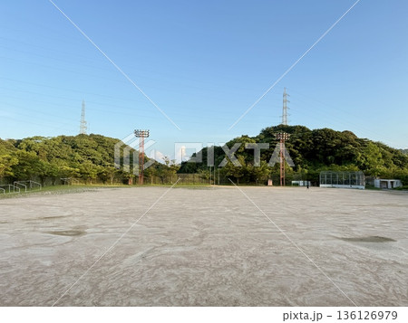 夏の早朝のグラウンド 136126979