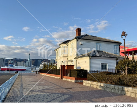 夕方のポートアイランド北公園みなと異人館 136126982