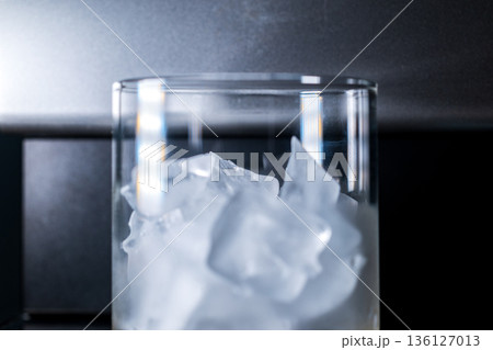 アイスキューブ 氷塊 透明 136127013