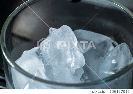 アイスキューブ 氷塊 透明 136127015