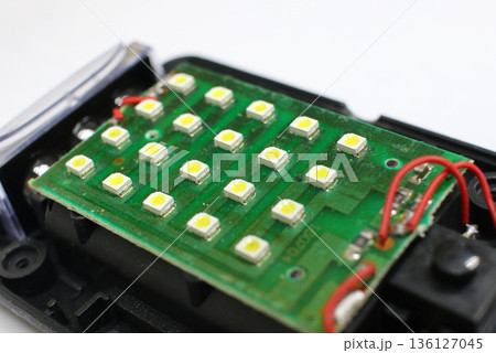基板に並べられたLEDチップ(LEDライトの中身) 136127045