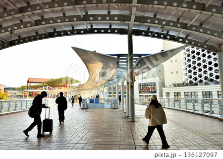 午後の小田急線海老名駅前ペディストリアンデッキの景色 午後の小田急線海老名駅前ペディストリアンデッキの景色 136127097