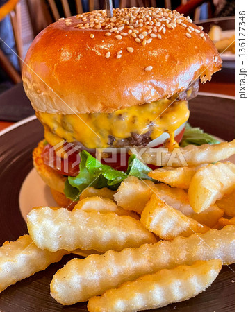 ハンバーガー 136127348