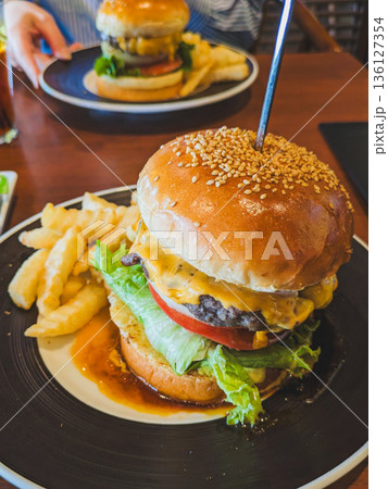 ハンバーガー 136127354