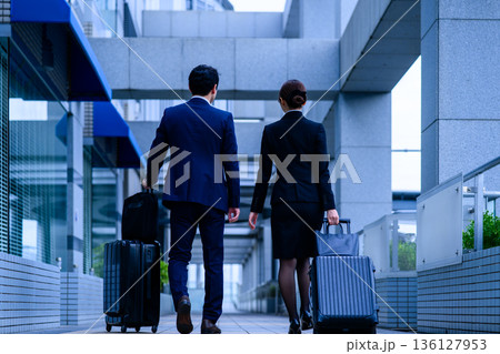 出張へ向かう二人 ■撮影協力:関西国際空港(KIX) 出張へ向かう二人 ■撮影協力:関西国際空港(KIX) 136127953
