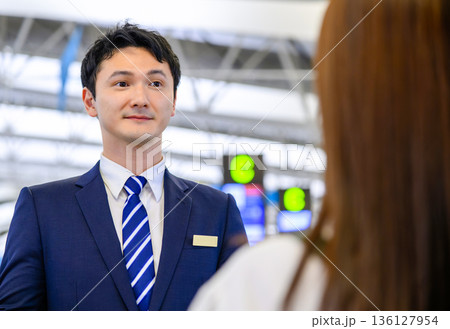 空港職員と客の対話 _■撮影協力:関西国際空港(KIX) 空港職員と客の対話 _■撮影協力:関西国際空港(KIX) 136127954