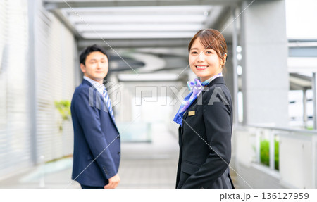 空港スタッフ二人の笑顔 ■撮影協力:関西国際空港(KIX) 空港スタッフ二人の笑顔 ■撮影協力:関西国際空港(KIX) 136127959