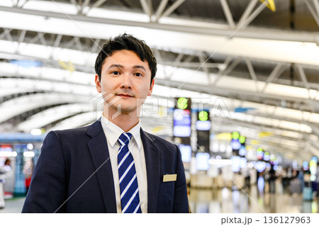 空港係員 男性 ポートレート ■撮影協力：関西国際空港（KIX） 136127963