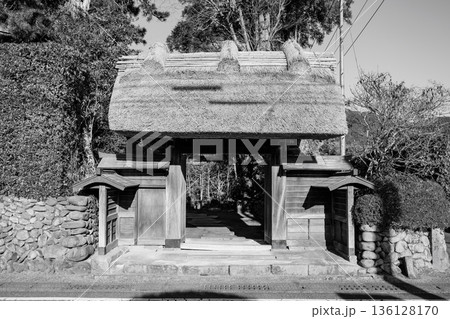 入来麓　かやぶき門　モノクローム 136128170