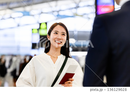 空港で手続きする女性 _■撮影協力:関西国際空港(KIX) 空港で手続きする女性 _■撮影協力:関西国際空港(KIX) 136129028