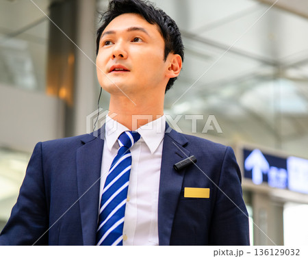 空港で働く男性スタッフ ■撮影協力:関西国際空港(KIX) 空港で働く男性スタッフ ■撮影協力:関西国際空港(KIX) 136129032