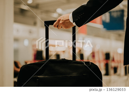 出張者のキャリーバッグ ■撮影協力:関西国際空港(KIX) 出張者のキャリーバッグ ■撮影協力:関西国際空港(KIX) 136129033