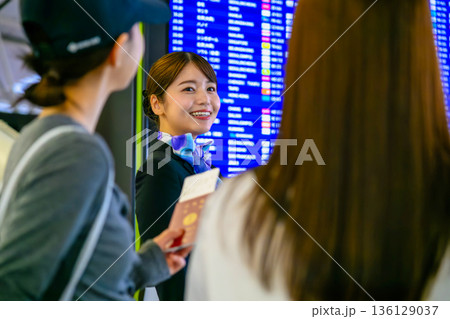 空港で笑顔で対応する空港スタッフ ■撮影協力：関西国際空港（KIX） 136129037