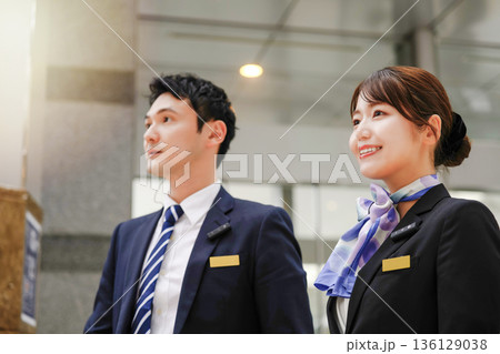 空港スタッフの男女が笑顔で立つ ■撮影協力：関西国際空港（KIX） 136129038