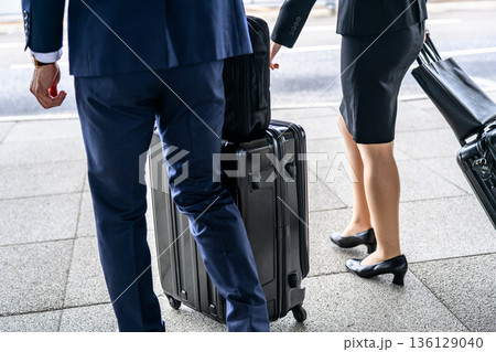 出張の二人組と荷物 ■撮影協力：関西国際空港（KIX） 136129040