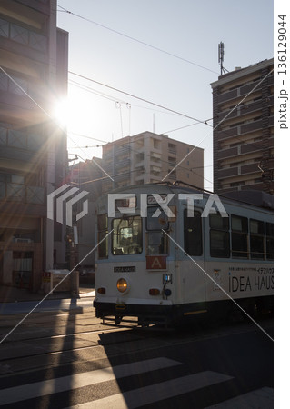 夕陽と路面電車と伸びる影 136129044