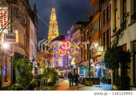 ベルギー アントワープの聖母大聖堂が聳える冬の街並み ライトアップされた夜の路地 ベルギー アントワープの聖母大聖堂が聳える冬の街並み ライトアップされた夜の路地 136129993