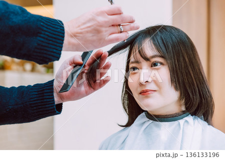 美容院で髪を切る女性 ヘアサロン 美容院で髪を切る女性 ヘアサロン 136133196