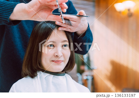 髪をカットする女性　美容室 136133197
