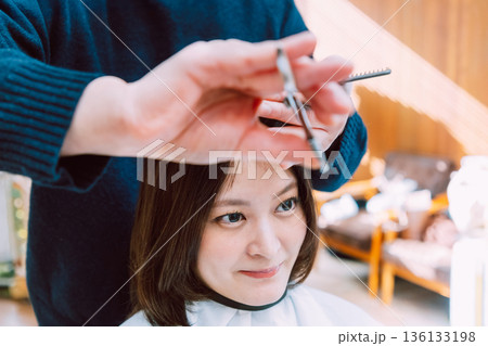 美容院で髪を切る女性  ヘアサロン 136133198
