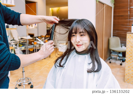 美容院で髪を切る女性  ヘアサロン 136133202