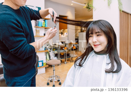 美容院で髪を切る女性 ヘアサロン 美容院で髪を切る女性 ヘアサロン 136133396
