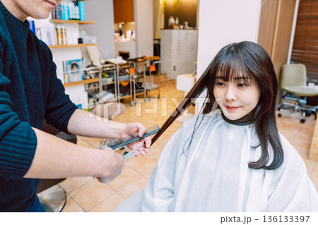 美容院で髪を切る女性  ヘアサロン 136133397