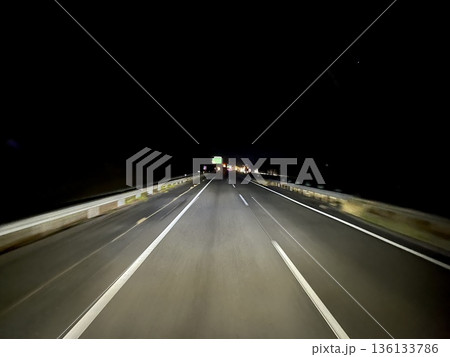 夜の高速道路を走行する車線と前方に続く光景 136133786