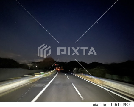 夜の道路を走行する車線と前方に続く光景（運転視点・移動イメージ） 136133908