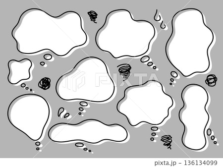 不安や悩みを表すもやもや吹き出しセット　グレー背景 136134099