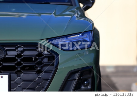 車のヘッドライト 136135338