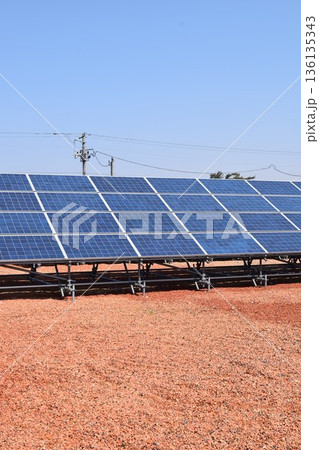 ソーラーパネル 自然エネルギー 136135343